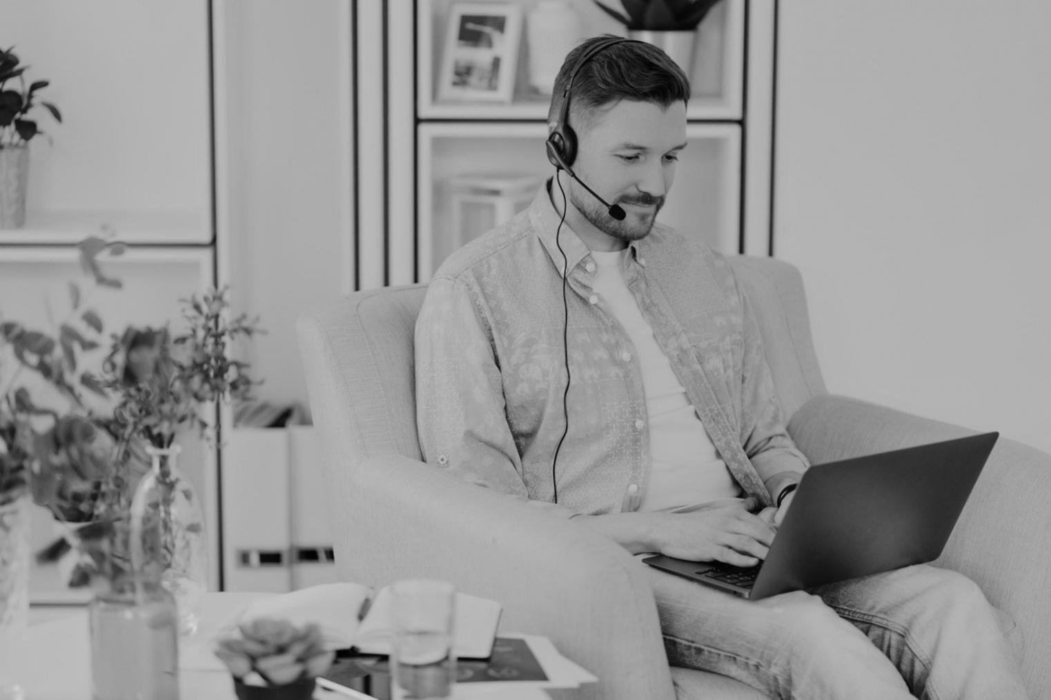 Sviluppatori che lavorano insieme su progetti di accessibilità web