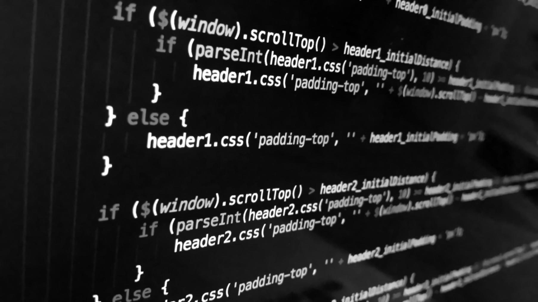 Professionisti che lavorano su progetti di accessibilità web con documenti e computer